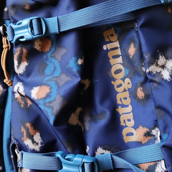 Patagonia Unisex Sling Bag - Picture 4 of 10